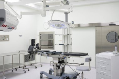 Yepyeni ameliyathane, ameliyathane. Hastane / klinikte tam tıbbi malzeme.