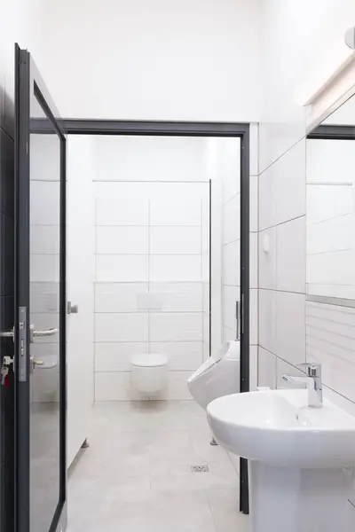 Lavabosu, sidiği ve tuvaleti olan modern umumi tuvalet.