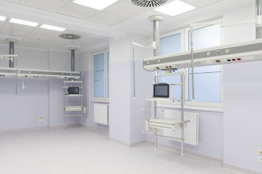 Hastanedeki hastalar için ameliyat sonrası odası, ekipmanlı. Ameliyattan sonra hastalar için yoğun bakım odası.