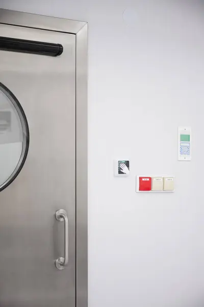 Modern dokunulmaz otomatik kapı açıcılar ve kapı detayları