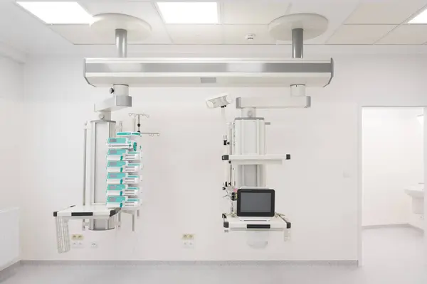 Hastanedeki hastalar için ameliyat sonrası odası, ekipmanlı. Ameliyattan sonra hastalar için yoğun bakım odası.