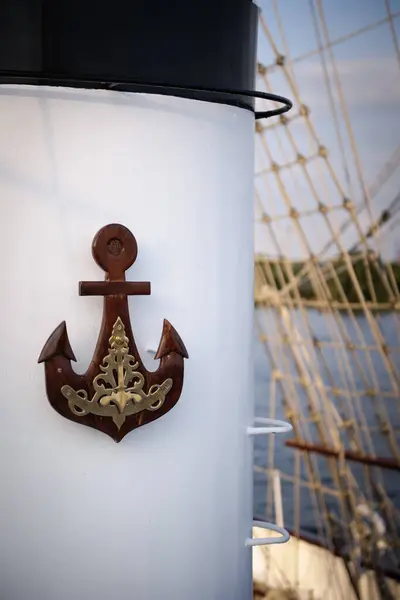 Gemi Direğinde Tahta Çapa Dekorasyonu