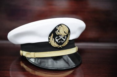 Donanma Subayının Parlak Ahşap Şapkası