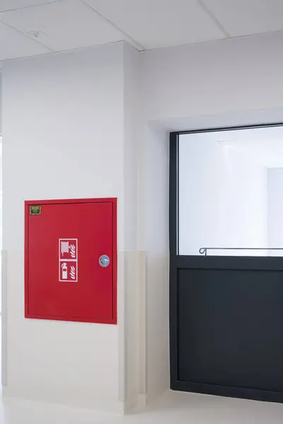 Modern bir binadaki Kırmızı Yangın Hortumu Dolabı