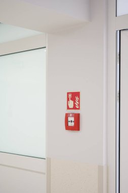 Modern bir binadaki yangın alarmı etkinleştirme noktası