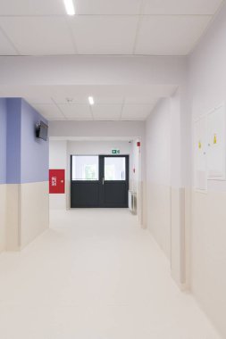 Yangın Güvenliği Ekipmanlı Boş Modern Koridor