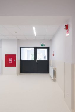 Çift Kapılı Modern Koridor ve Yangın Güvenliği Elementleri