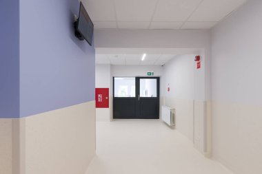 Yangın Güvenlik Ekipmanı ve Monitörlü Modern Koridor