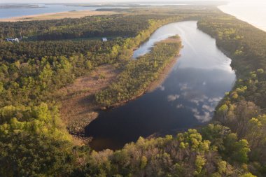 Günbatımında Ormanla çevrili Göl 'ün Hava Görüntüsü. Dziwnow Polonya.