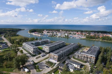Dziwnow, Polonya, Modern Apartmanlı Kıyı Kasabası ve Marina Havacılık Manzarası.