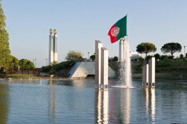 Calouste Gulbenkian Vakfı Lizbon Bahçesinde Portekiz Bayrağı ve Çeşmesi.