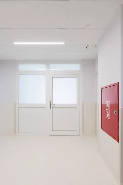 Koridoru Kapı ve Yangın Hortumu Dolabıyla Temizle