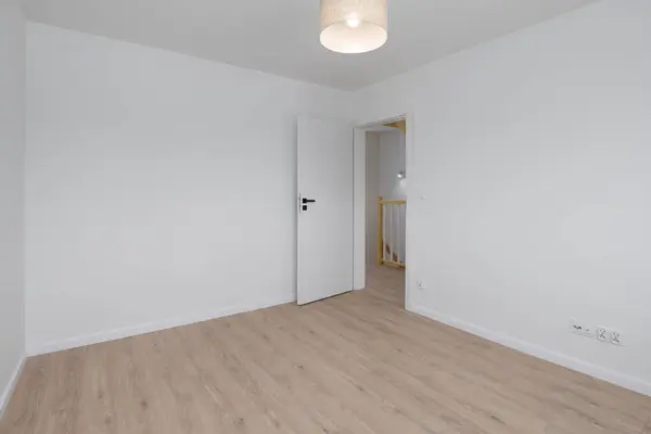 Boş Oda Açık Kapı ve Ahşap Döşeme