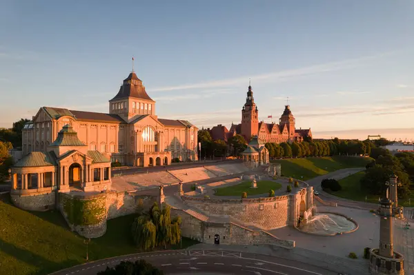 Polonya 'nın Szczecin kentindeki Tarihi Binalar Çeşmeli Gün Batımında