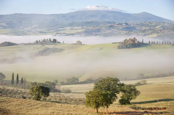 İtalya, Toskana 'da Rolling Hills ile Misty Landscape