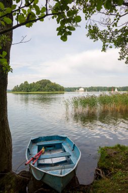 Trakai, Litvanya 'daki Galve Gölü' ndeki kayık.