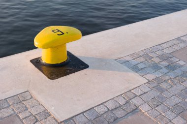 Szczecin Polonya 'daki Sarı Bollard ve Çakıl Taşı Köşkü