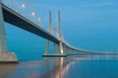 Lizbon, Portekiz 'deki Dusk' ta Vasco da Gama Köprüsü