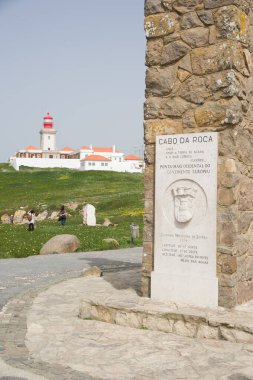 Avrupa 'nın en batı noktasındaki Cabo da Roca İşareti ve Deniz Feneri