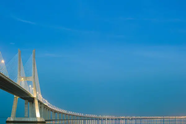 Lizbon, Portekiz 'deki Dusk' ta Vasco da Gama Köprüsü