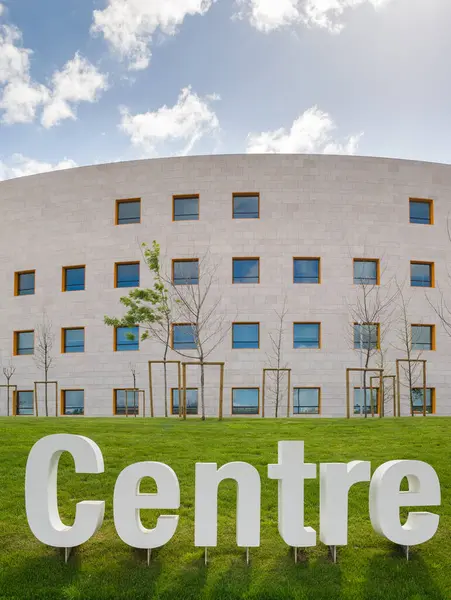 Kentsel Peyzaj 'daki Modern Bina. Lizbon Portekiz.