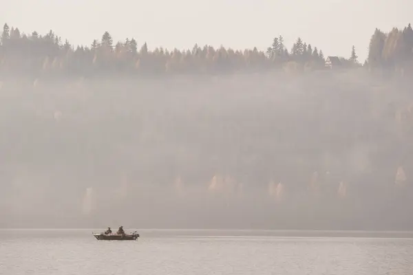 Misty Mountain Peyzaj Balıkçıları 'ndaki Gölde Balıkçı Teknesi. Gün doğumunda Misty Lake' de. Czorsztyn Gölü Polonya
