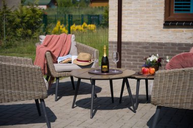 Rahatlatıcı Bahçe Alanı, Konforlu Mobilya ve Serinletici