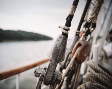 Halat ve Bloklama ile Gemi Yüklemesinin Kapanışı