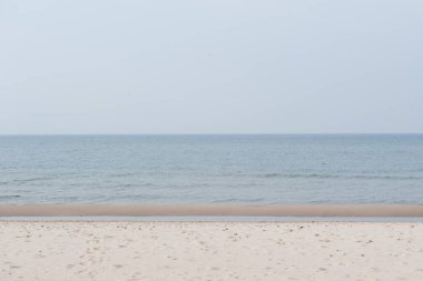 Kum ve Okyanuslu Minimalist Plaj Sahnesi