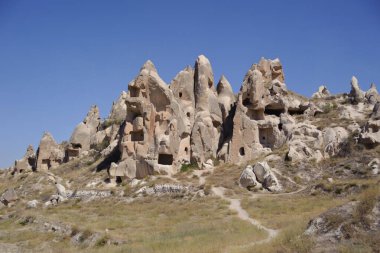 Kapadokya Kaya oluşumları ile Mağara Evleri