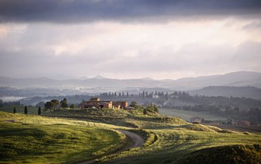 Tuscan Çiftlik Evi ve Şafak vakti Misty Valley ile Tepeler