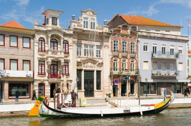 Portekiz, Aveiro 'daki Moliceiro Teknesi ile Süsleme Limanı Binaları
