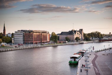 Szczecin Rıhtımı Günbatımında Teknelerle