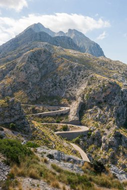 Rocky Kayalıkları ve Arabasıyla Dönen Dağ Yolu