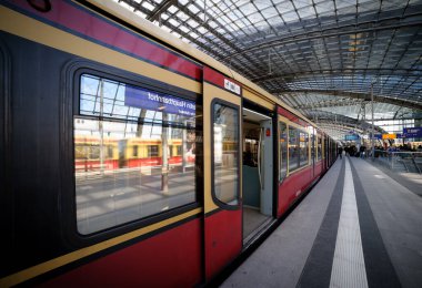 Modern Tren İstasyonu Platformu 'nda Tren