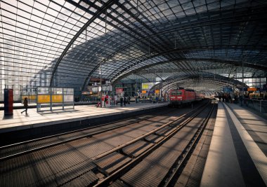 Berlin Merkez İstasyonu Platformu 'na gelen tren.