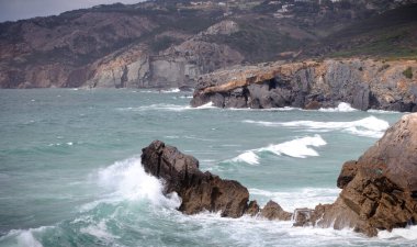 Okyanus Dalgaları Kayalık Kıyı Şeridine Çarpıyor - Praia do Abano