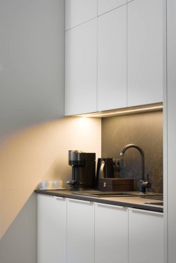 Kahve makinesi ve lavabo ile Modern Minimalist Mutfak Tezgahı