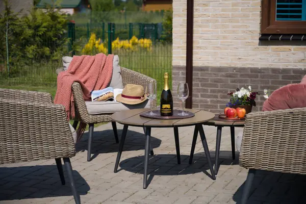 Rahatlatıcı Bahçe Alanı, Konforlu Mobilya ve Serinletici