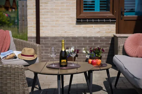 Rahatlatıcı Bahçe Alanı, Konforlu Mobilya ve Serinletici