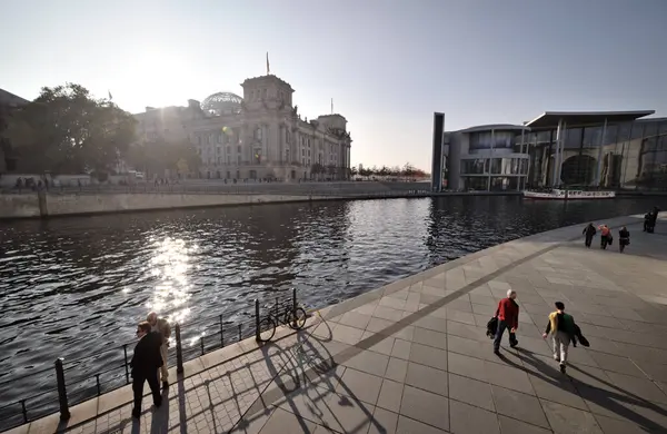 Berlin Riverfront ile Reichstag ve People