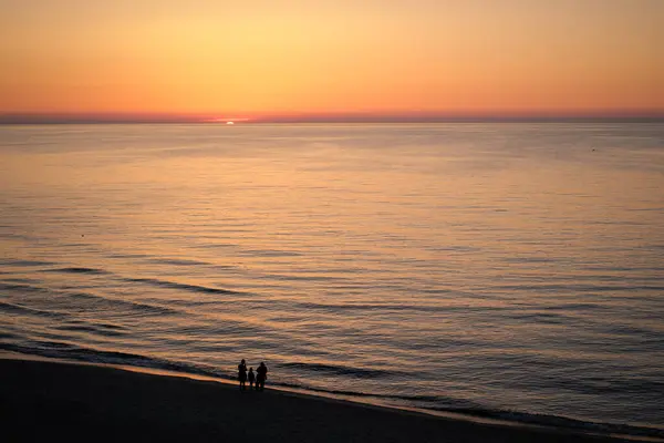 Sahilde İnsanlarla Deniz 'de Gün Batımı