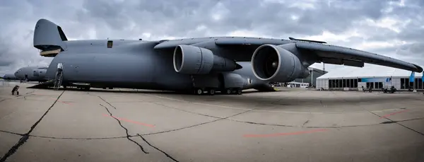 Asfalt üzerinde askeri kargo uçağı