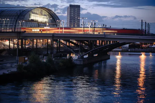 Gece Köprüsü 'nü Işık Yollarıyla Geçen Tren