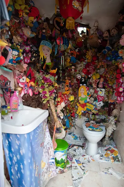 Oyuncaklar ve dekorasyonlarla dekore edilmiş banyo.