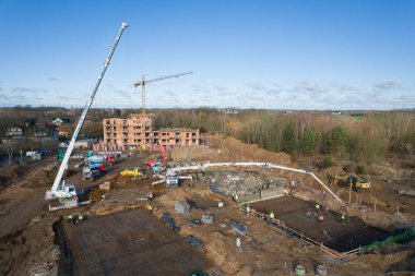 Vinçler ve Ağır Makineli Büyük İnşaat Alanı