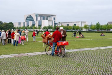 Berlin, Almanya, Pretzel Satıcısı ve Federal Başbakanlık ile Açık Hava Sahnesi