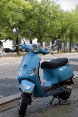 Açık Mavi Vesapa Scooter Berlin Caddesi 'ne park etti.
