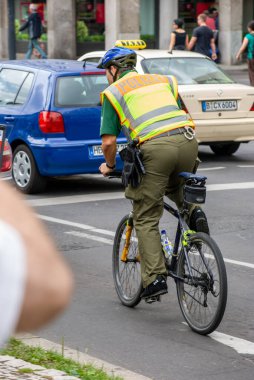 Berlin, Almanya 'da Bisikletli Polis Memuru