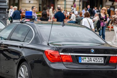 Berlin, Almanya 'da Şehir Arkaplanlı Polis Arabası